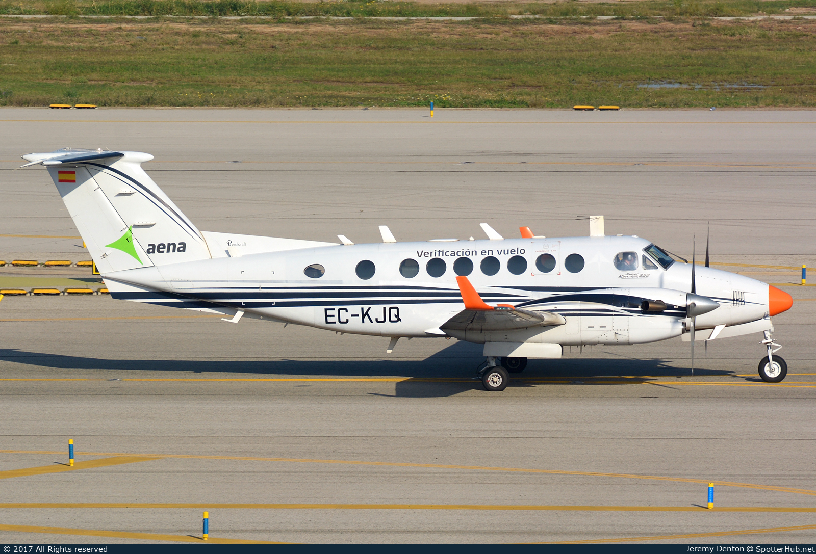 Photo of EC-KJQ - Beechcraft B300 Super King Air 350 operated by SENASA Servicios y Estudios para la Navegación Aérea y la Seguridad Aeronáutica