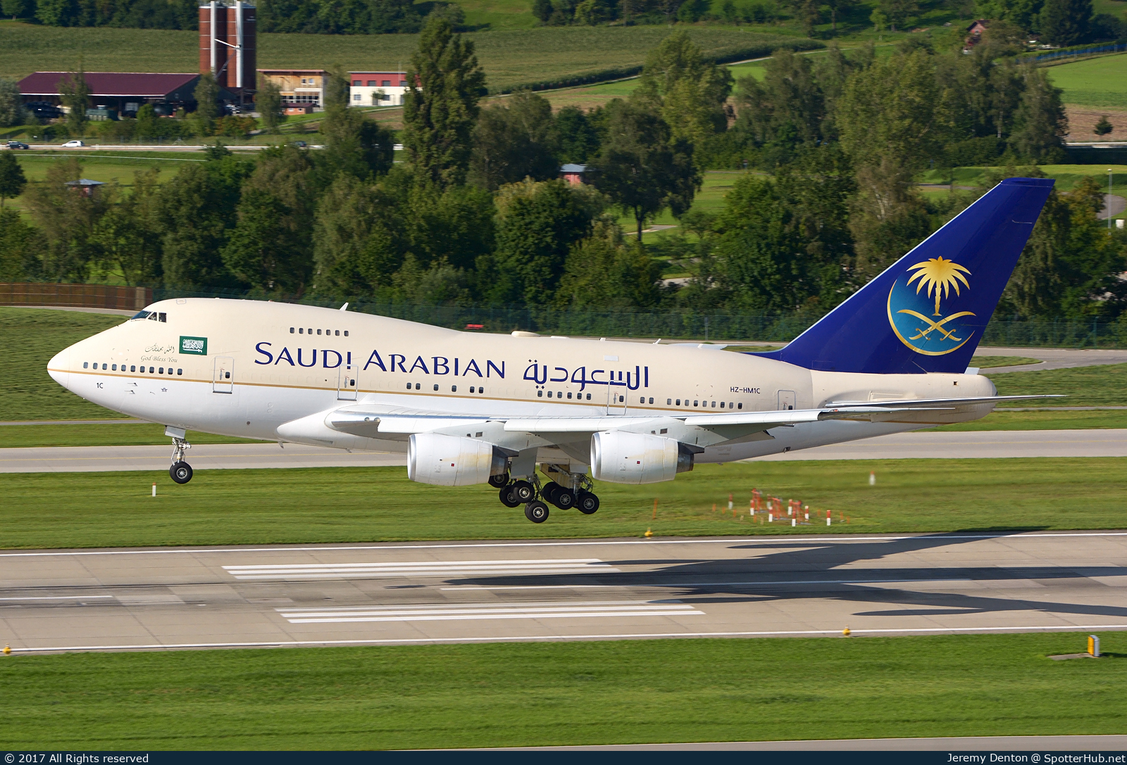 Photo of HZ-HM1C - Boeing 747SP-68 operated by Saudi Royal Flight