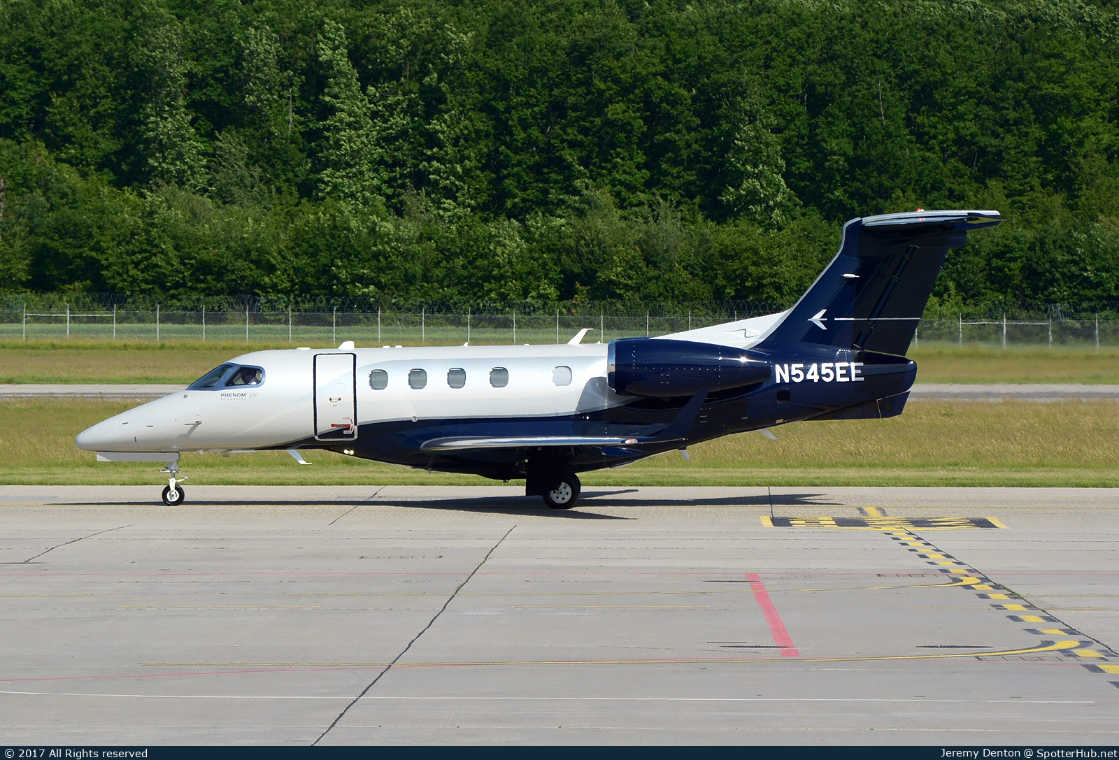 Photo of N545EE - Embraer Phenom 300 operated by Embraer Executive Aircraft