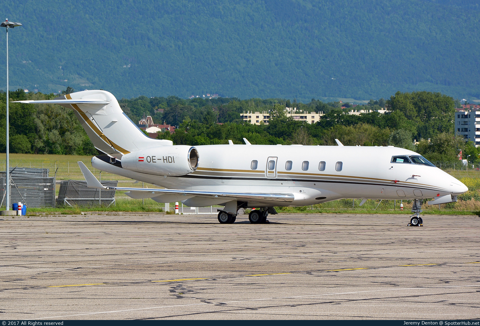 Photo of OE-HDI - Bombardier Challenger 300 operated by Laudamotion Executive
