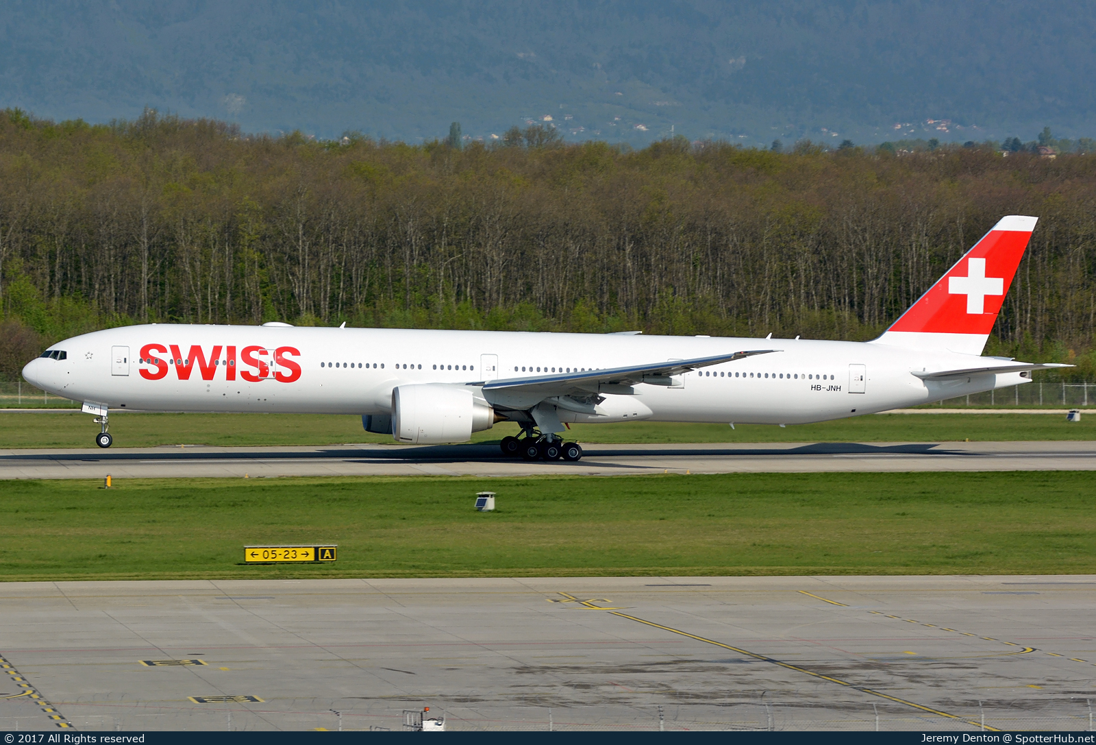Photo of HB-JNH - Boeing 777-3DE(ER) operated by Swiss International Air Lines