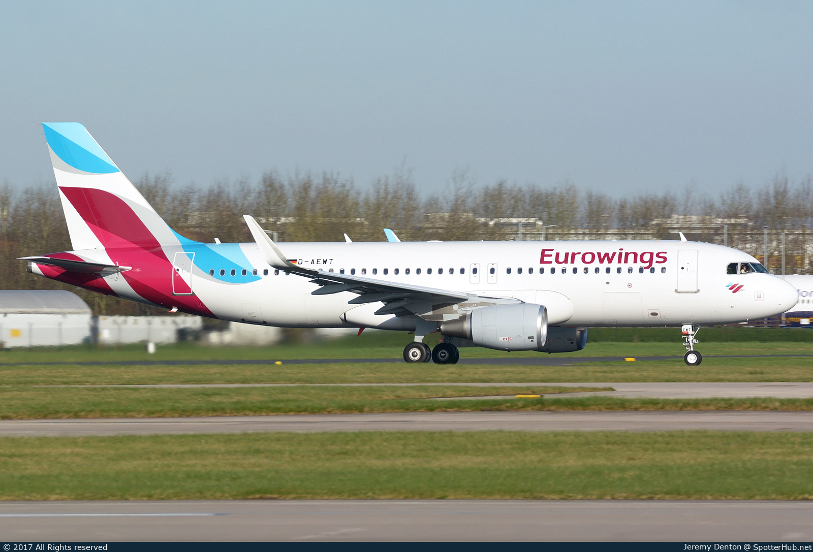 Photo of D-AEWT - Airbus A320-214 operated by Eurowings