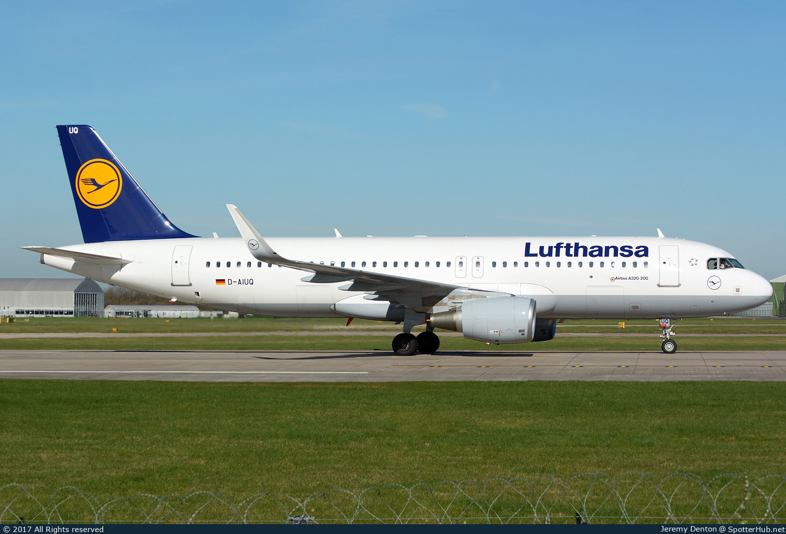 Photo of D-AIUQ - Airbus A320-214 operated by Lufthansa