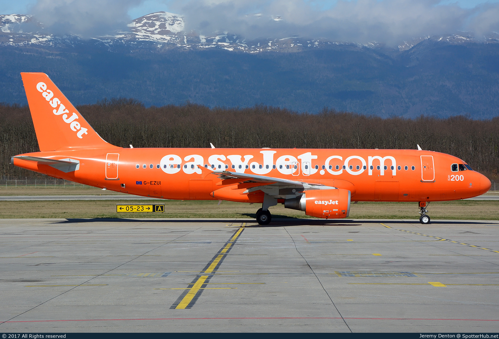Photo of G-EZUI - Airbus A320-214 operated by easyJet