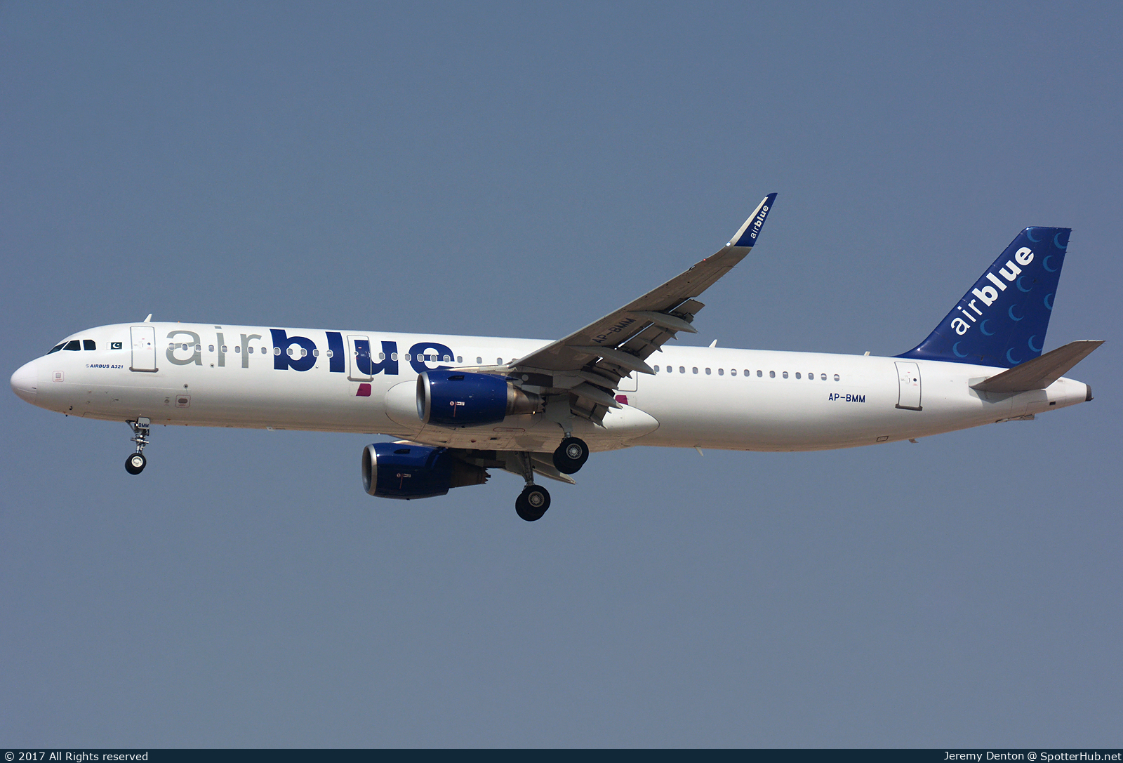 Photo of AP-BMM - Airbus A321-211 operated by Airblue