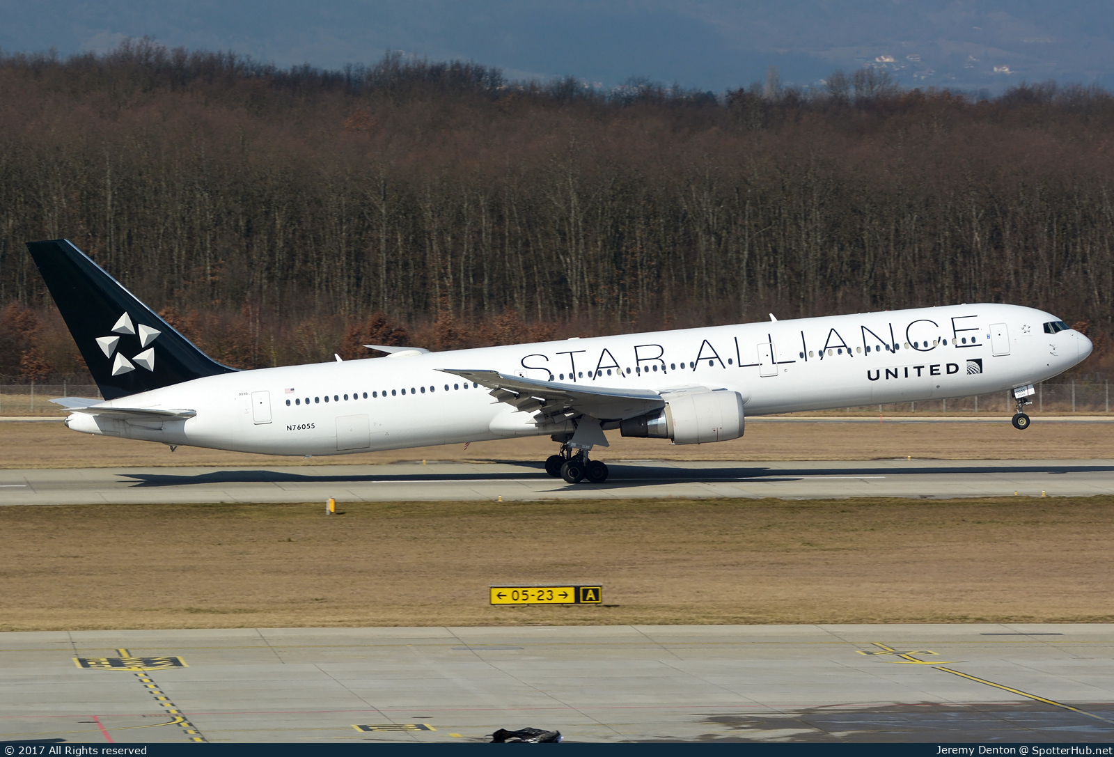 Photo of N76055 - Boeing 767-424(ER) operated by United Airlines