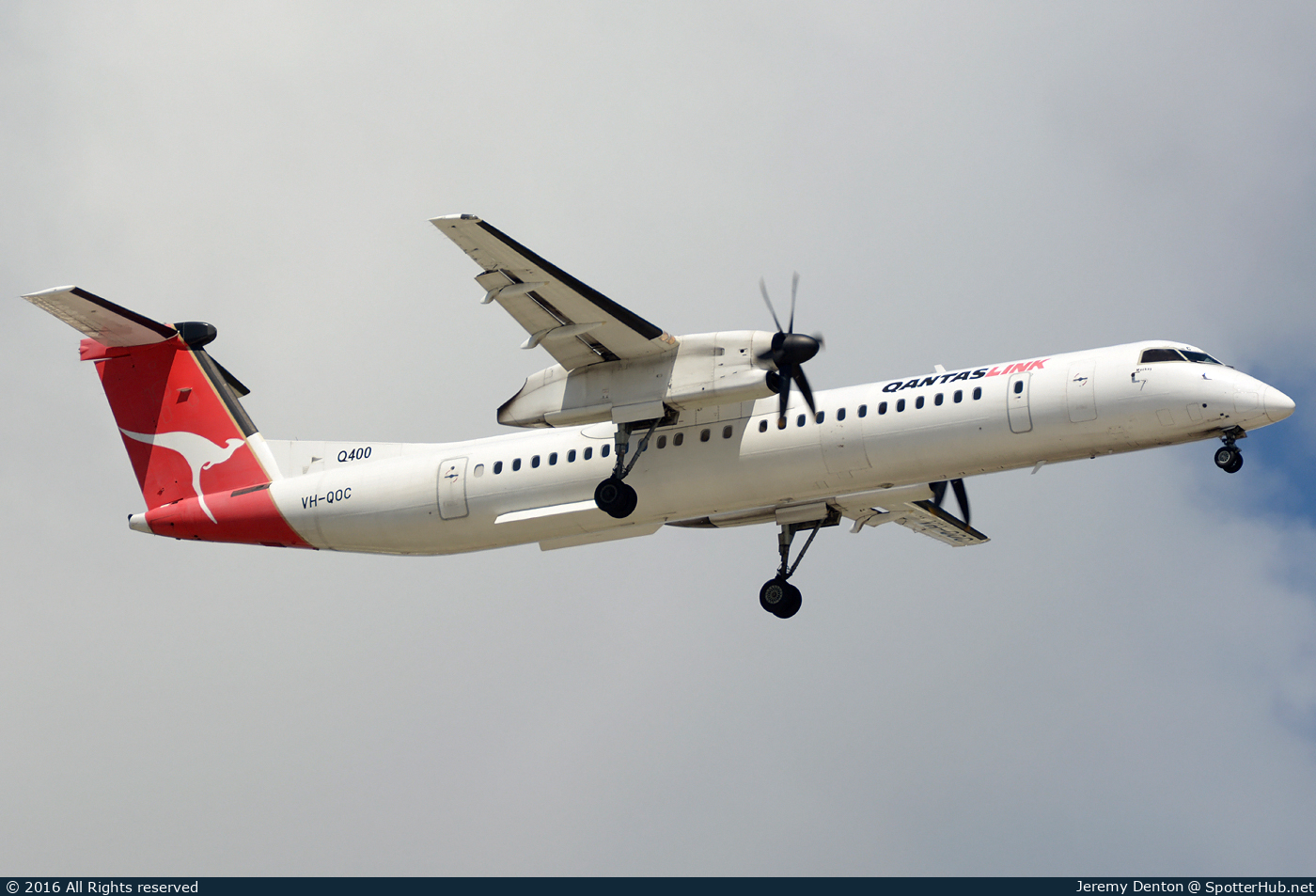 Photo of VH-QOC - Bombardier DHC-8-402 Dash 8 Q400 operated by QantasLink (opb Sunstate Airlines)