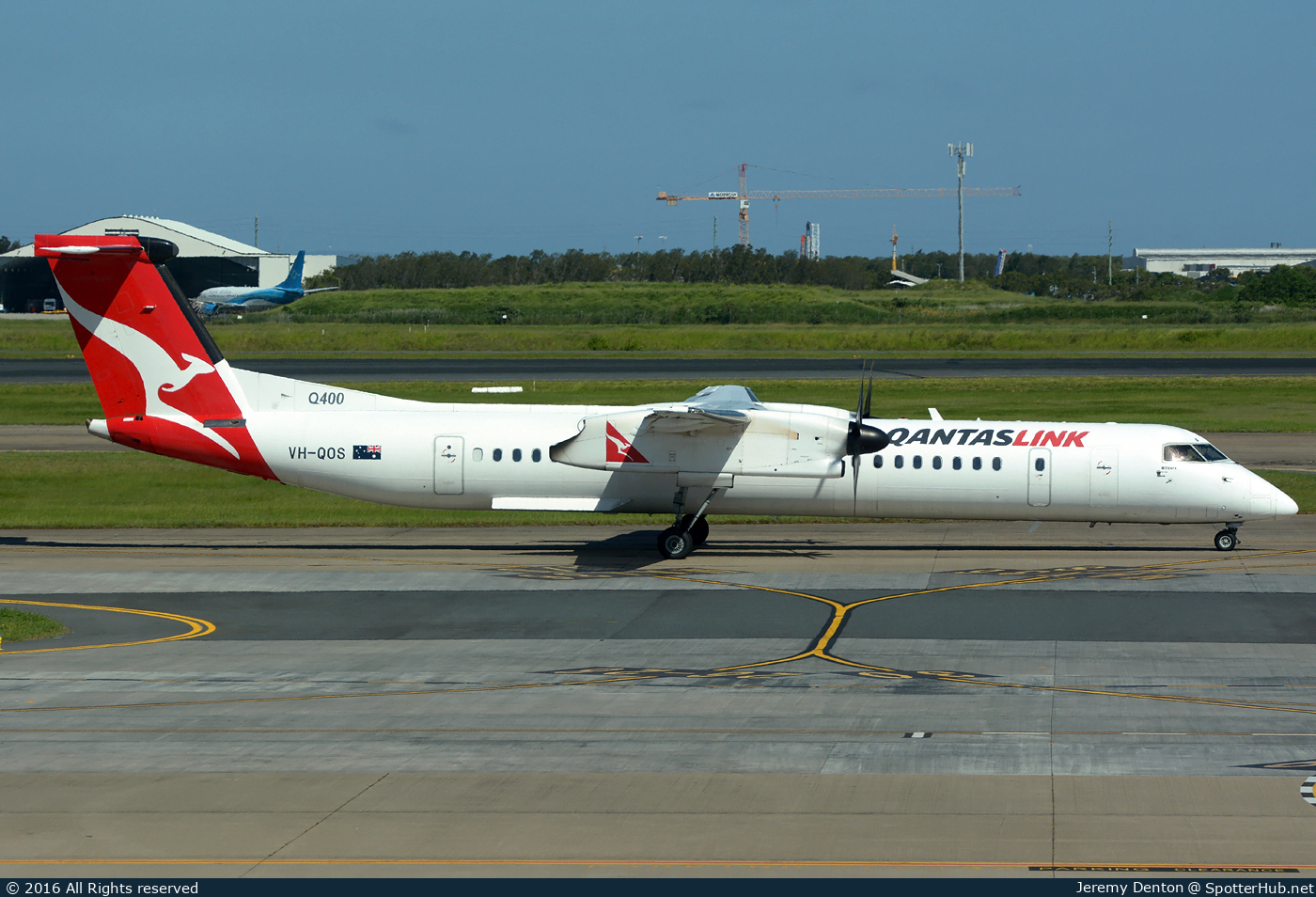 Photo of VH-QOS - Bombardier DHC-8-402 Dash 8 Q400 operated by QantasLink (opb Sunstate Airlines)
