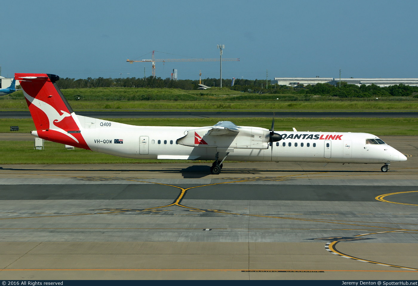 Photo of VH-QOW - Bombardier DHC-8-402 Dash 8 Q400 operated by QantasLink (opb Sunstate Airlines)