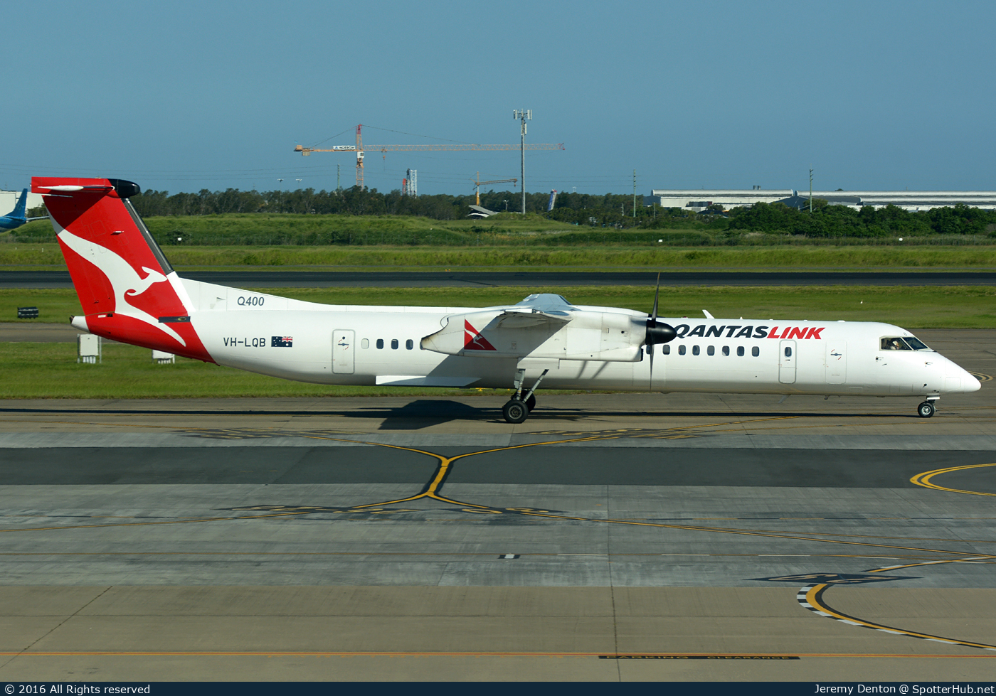 Photo of VH-LQB - Bombardier DHC-8-402 Dash 8 Q400 operated by QantasLink (opb Sunstate Airlines)