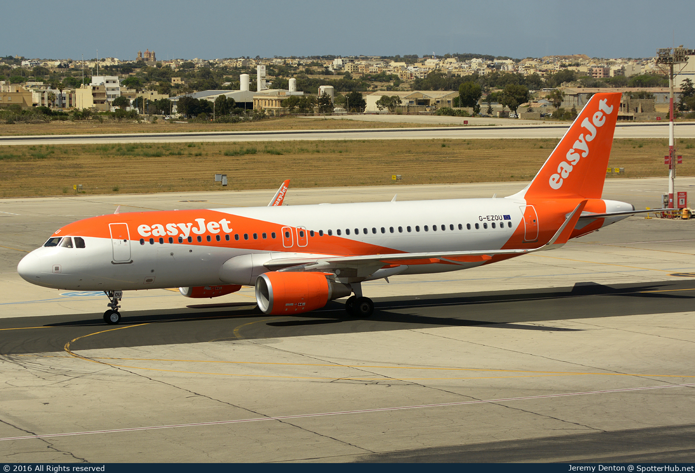 Photo of G-EZOU - Airbus A320-214 operated by easyJet