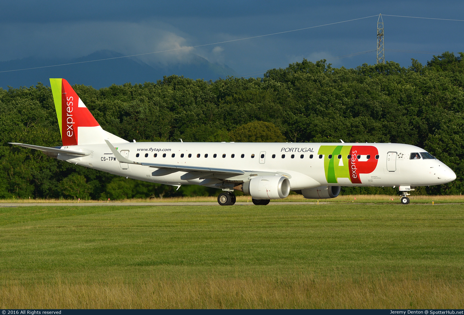 Photo of CS-TPW - Embraer ERJ-190LR operated by TAP Express (opb Portugália Airlines)
