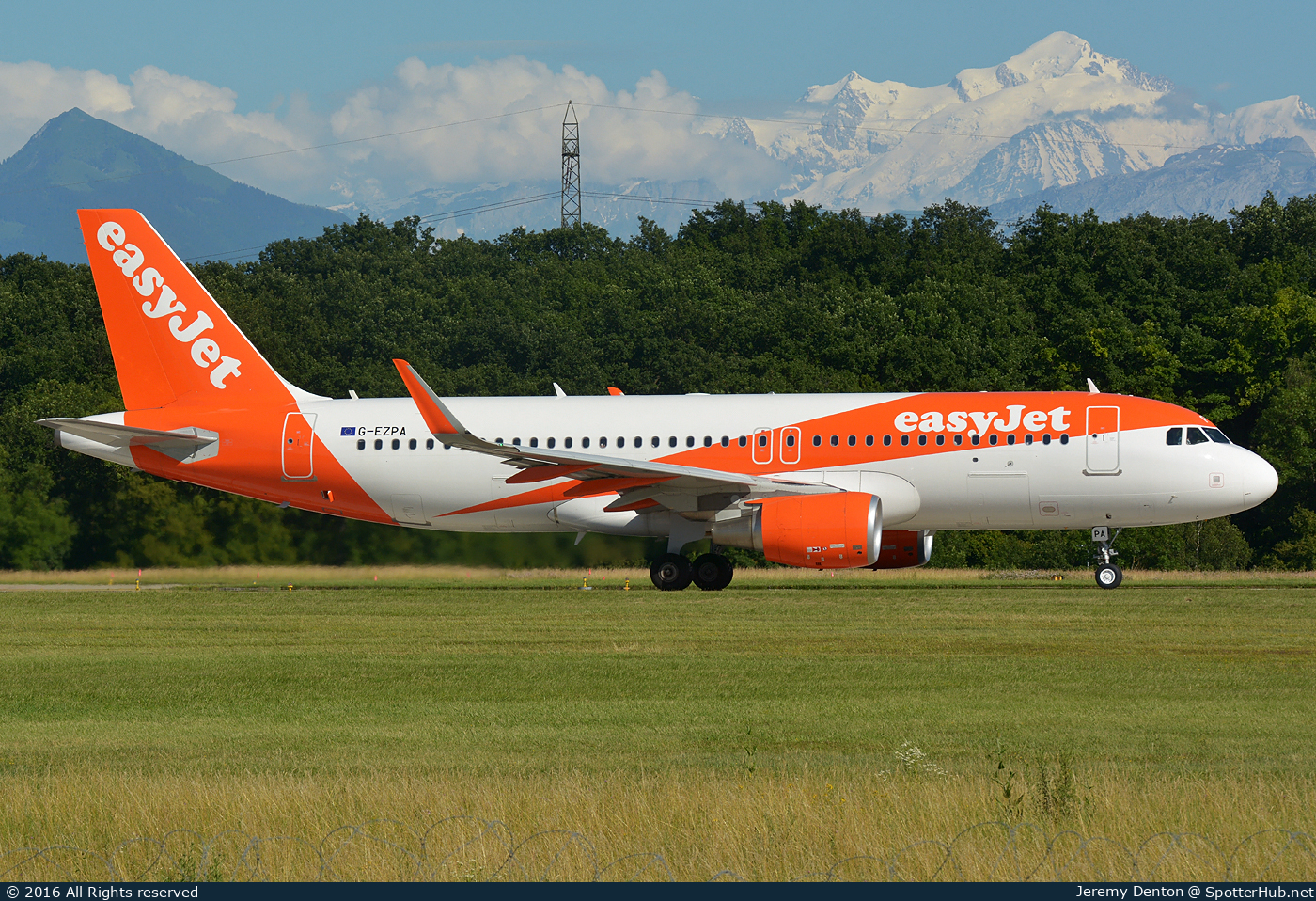 Photo of G-EZPA - Airbus A320-214 operated by easyJet