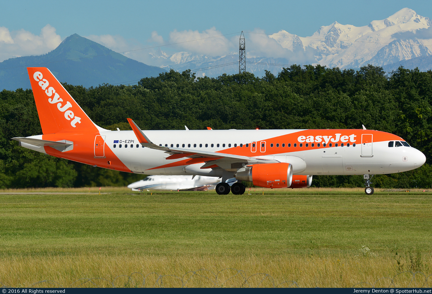 Photo of G-EZPI - Airbus A320-214 operated by easyJet