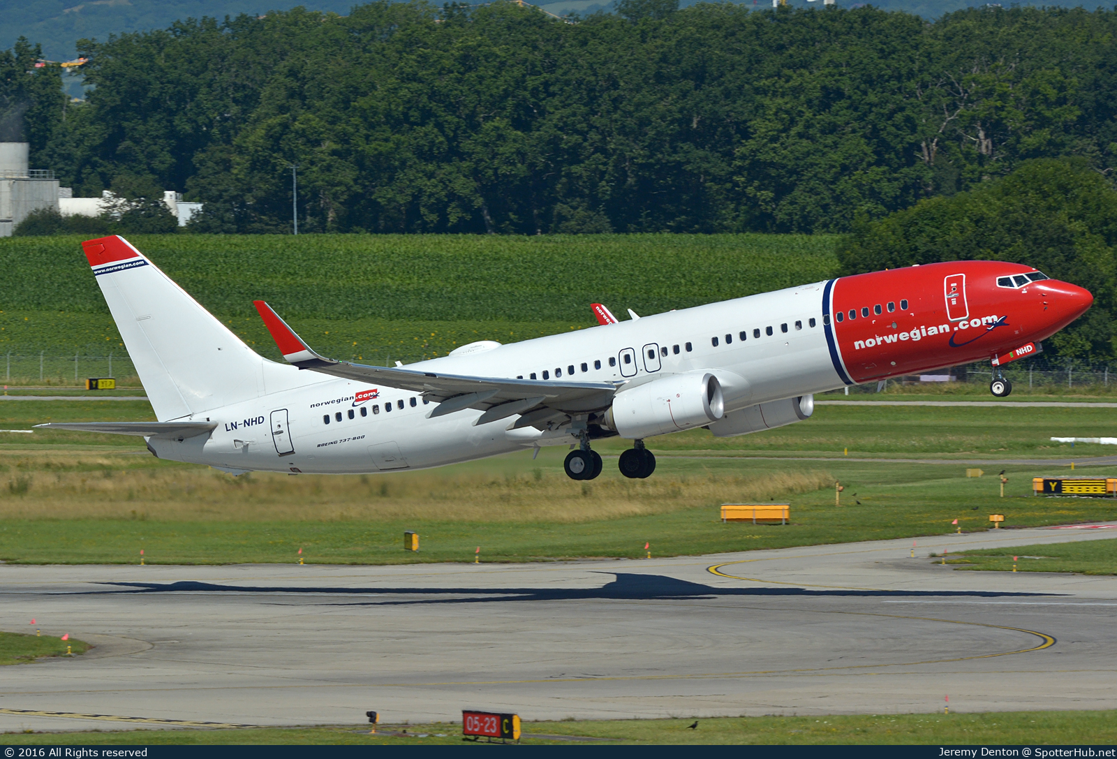 Photo of LN-NHD - Boeing 737-8JP operated by Norwegian Air Shuttle