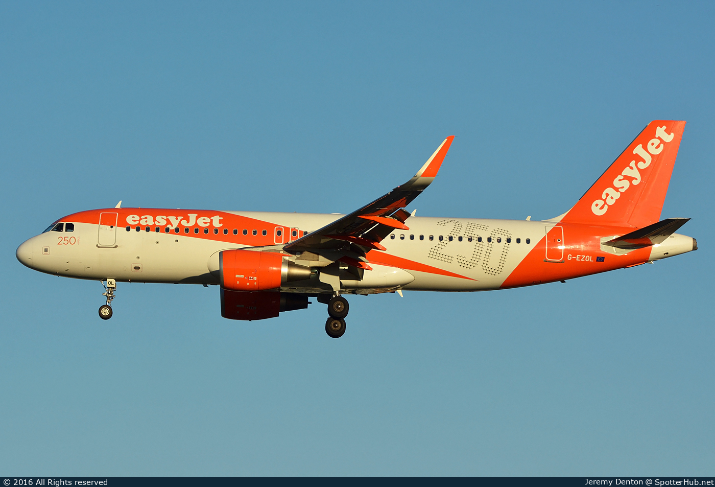 Photo of G-EZOL - Airbus A320-214 operated by easyJet