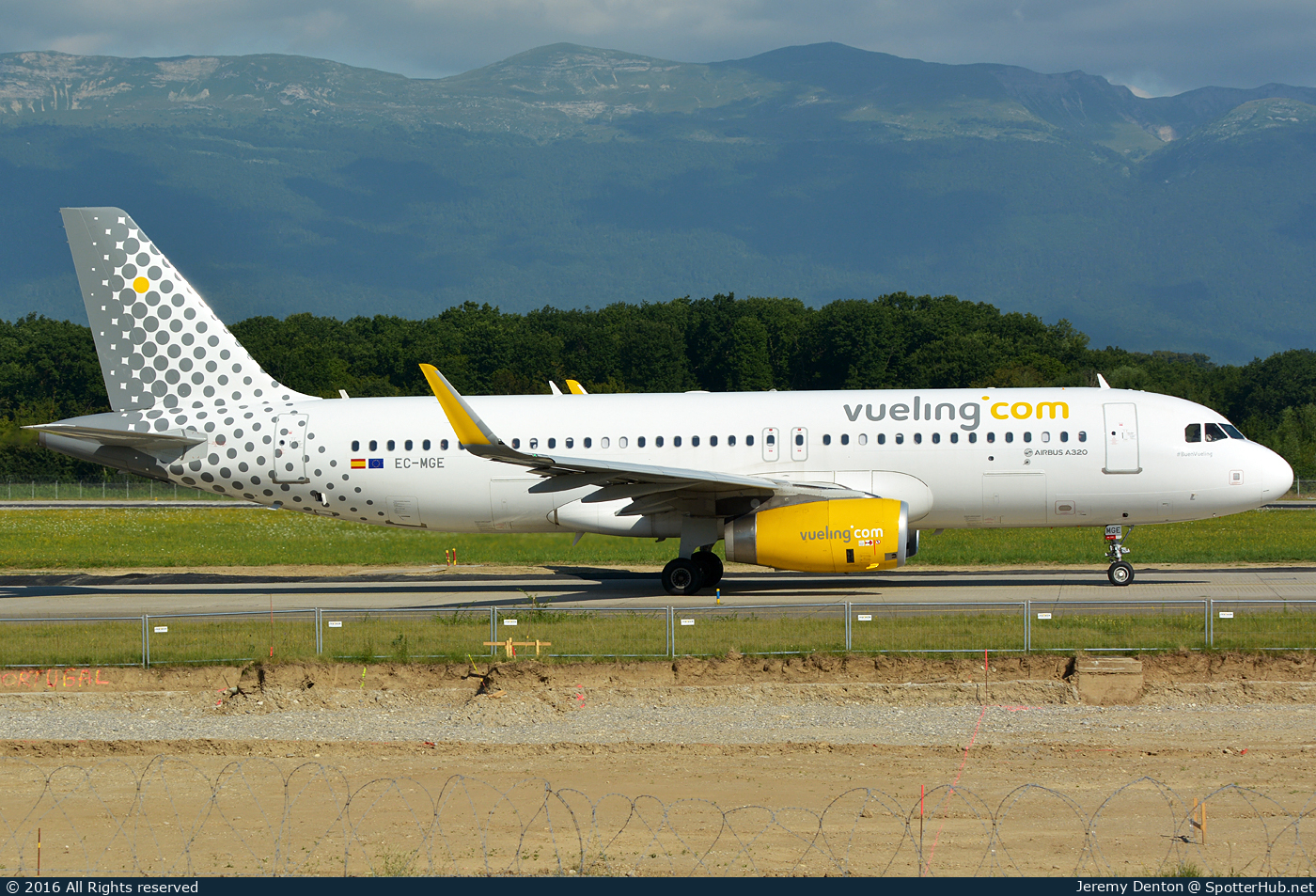 Photo of EC-MGE - Airbus A320-232 operated by Vueling