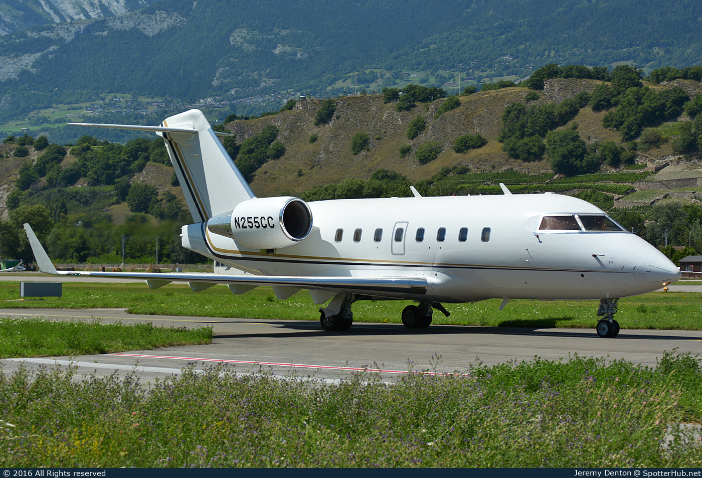 Photo of N255CC - Bombardier Challenger 604 operated by Private