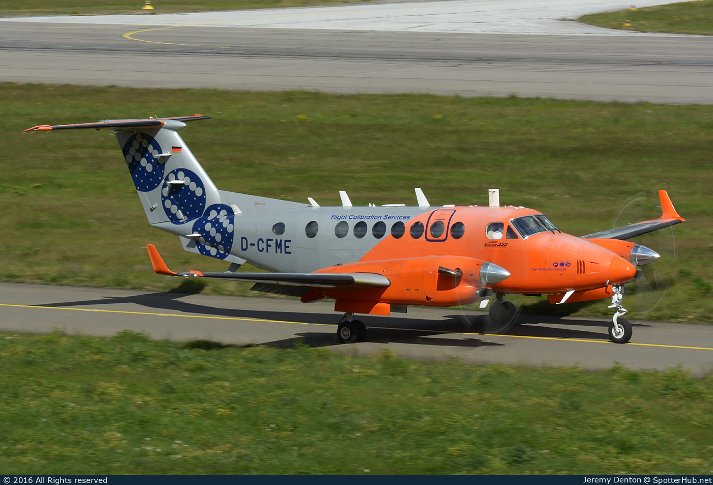 Photo of D-CFME - Beechcraft B300 Super King Air 350 operated by FCS Flight Calibration Services