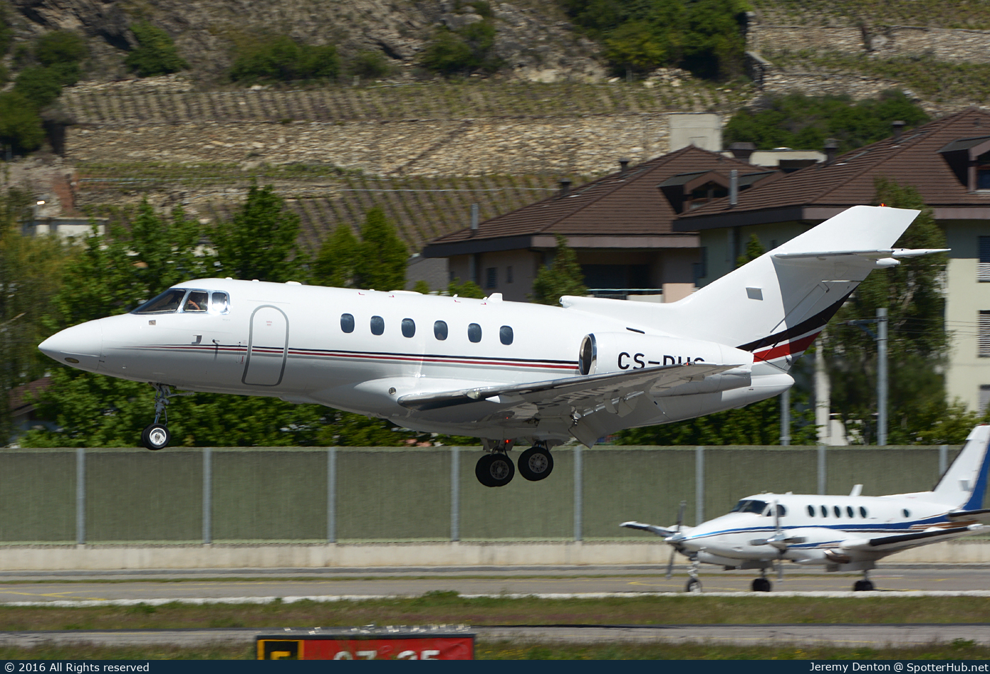 Photo of CS-DUC - Hawker Beechcraft 750 operated by NetJets Europe