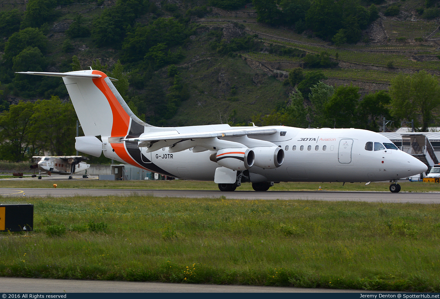 Photo of G-JOTR - British Aerospace Avro RJ85 operated by JOTA Aviation