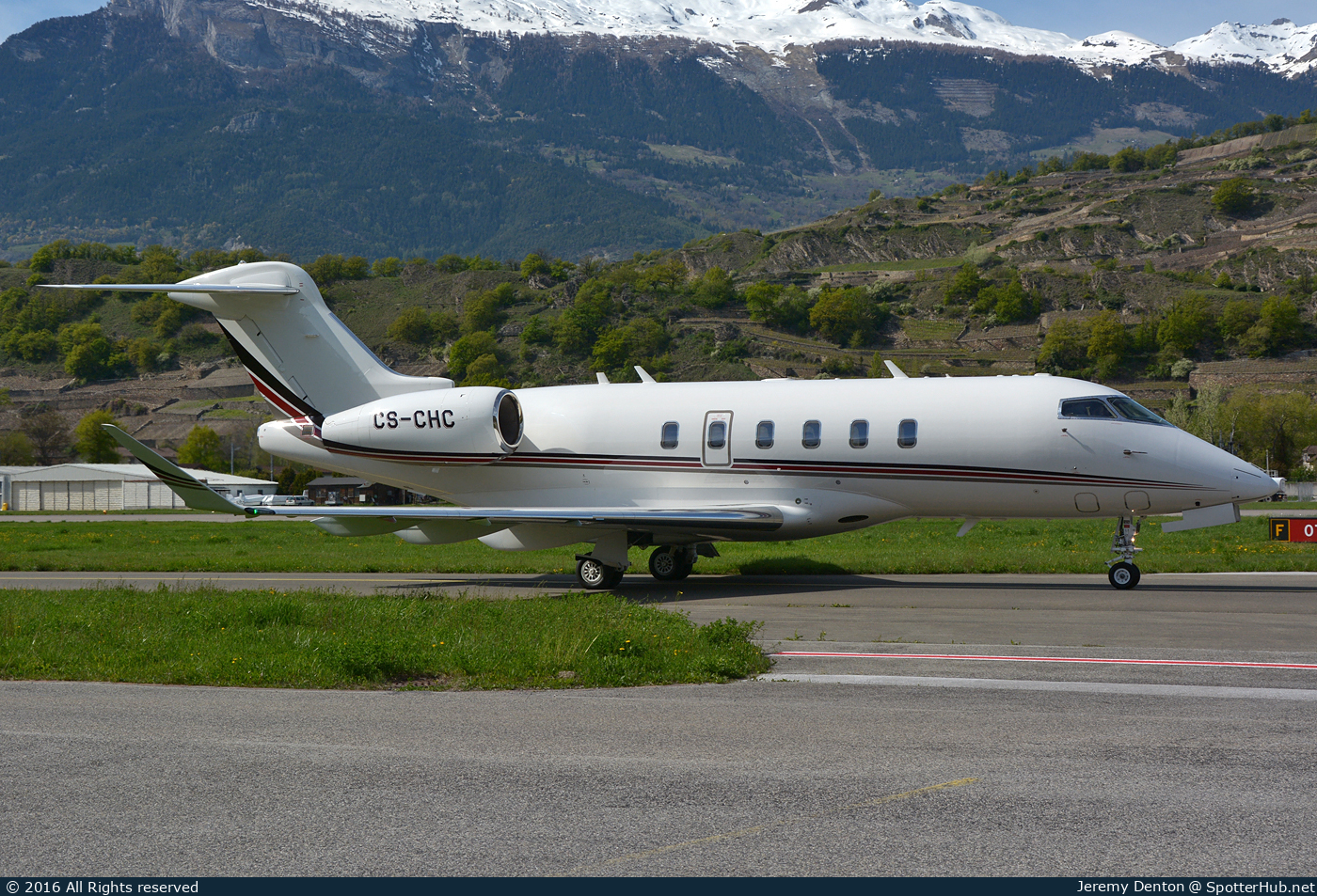 Photo of CS-CHC - Bombardier Challenger 350 operated by NetJets Europe