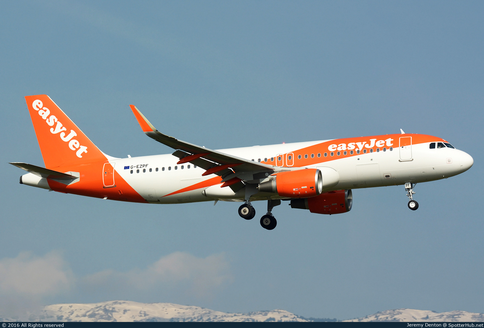 Photo of G-EZPF - Airbus A320-214 operated by easyJet