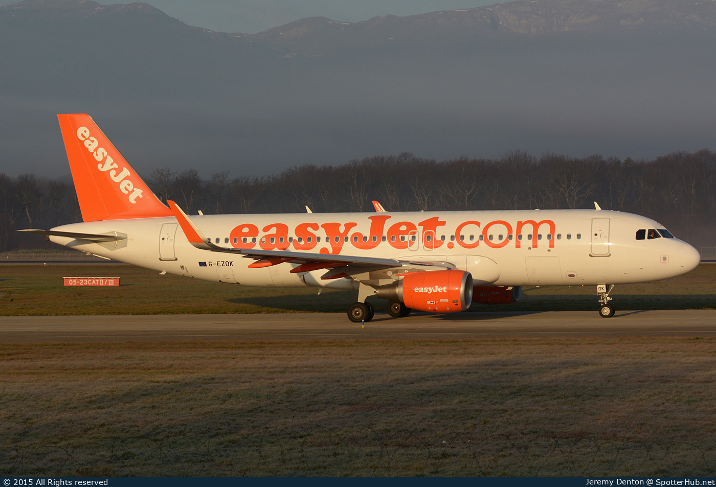 Photo of G-EZOK - Airbus A320-214 operated by easyJet