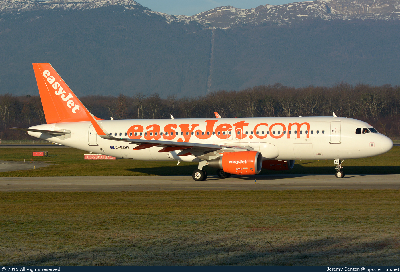 Photo of G-EZWS - Airbus A320-214 operated by easyJet