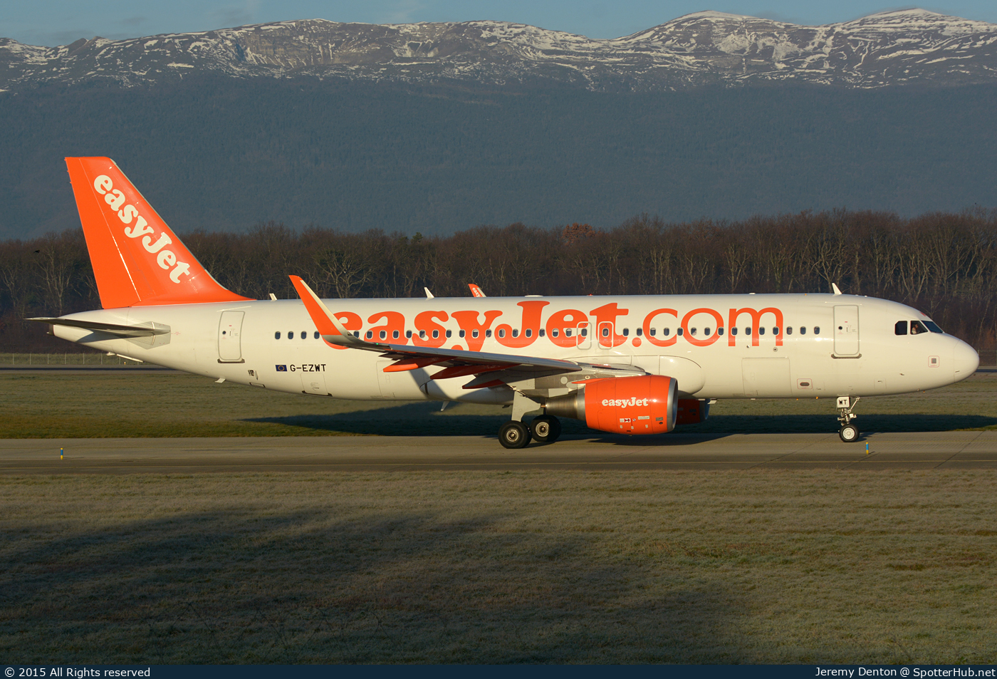 Photo of G-EZWT - Airbus A320-214 operated by easyJet