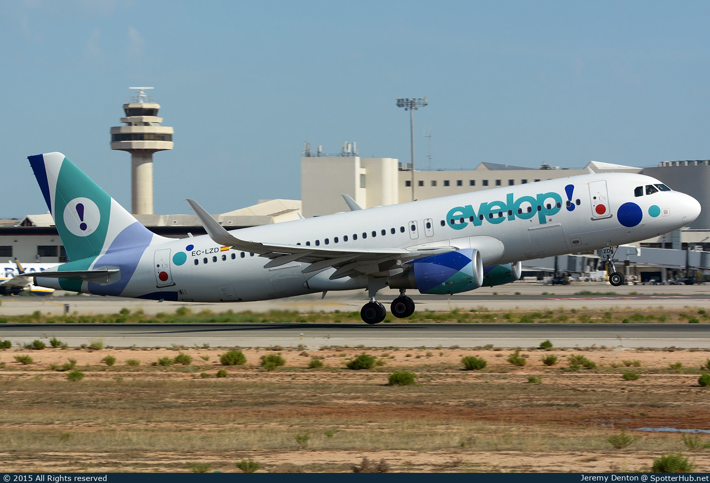 Photo of EC-LZD - Airbus A320-214 operated by Evelop