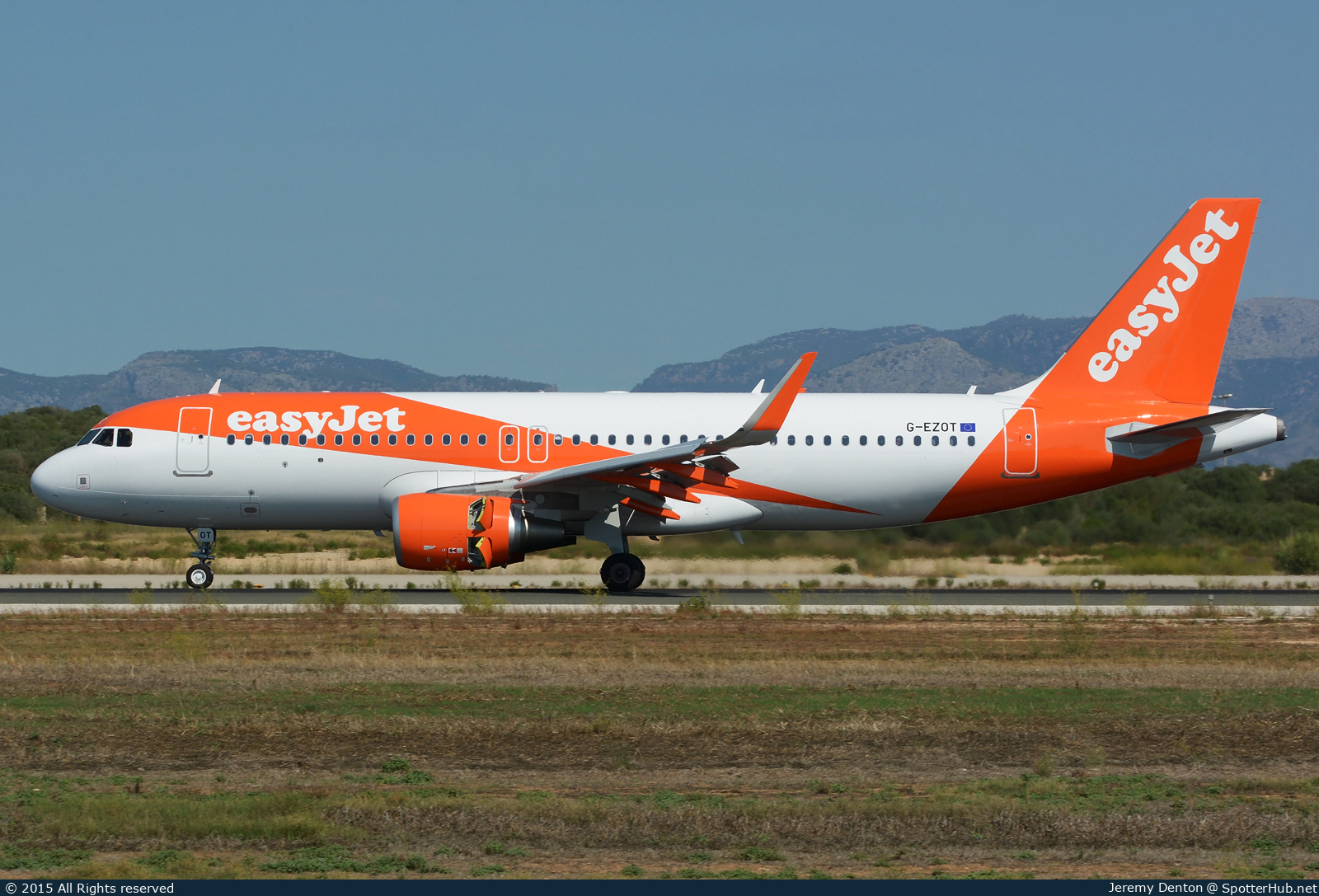 Photo of G-EZOT - Airbus A320-214 operated by easyJet
