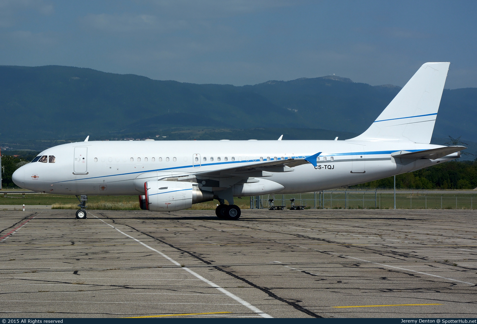 Photo of CS-TQJ - Airbus A319-115(CJ) operated by White Airways