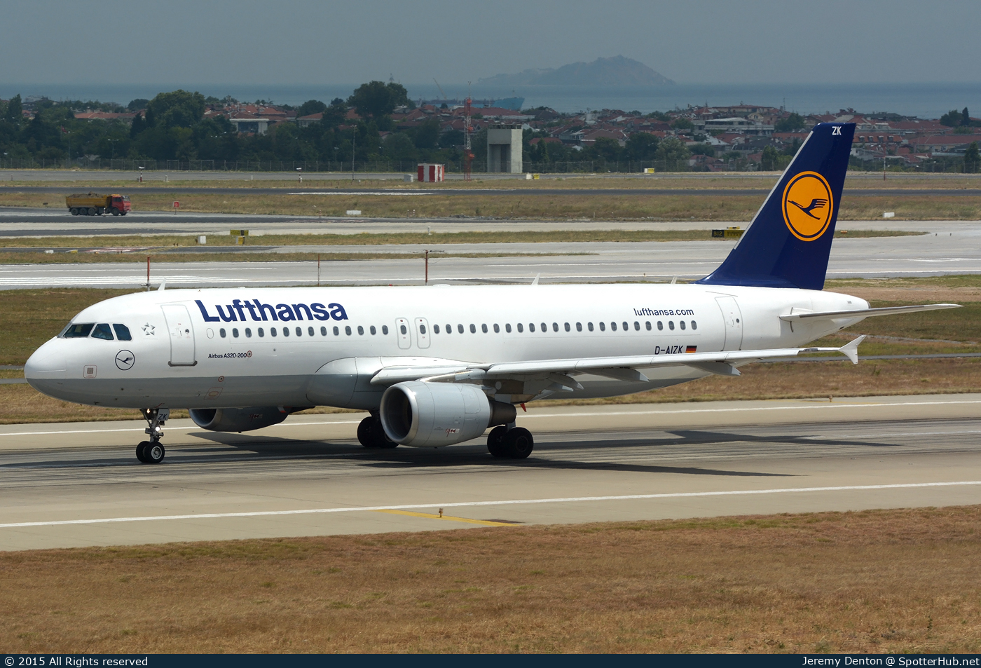 Photo of D-AIZK - Airbus A320-214 operated by Lufthansa