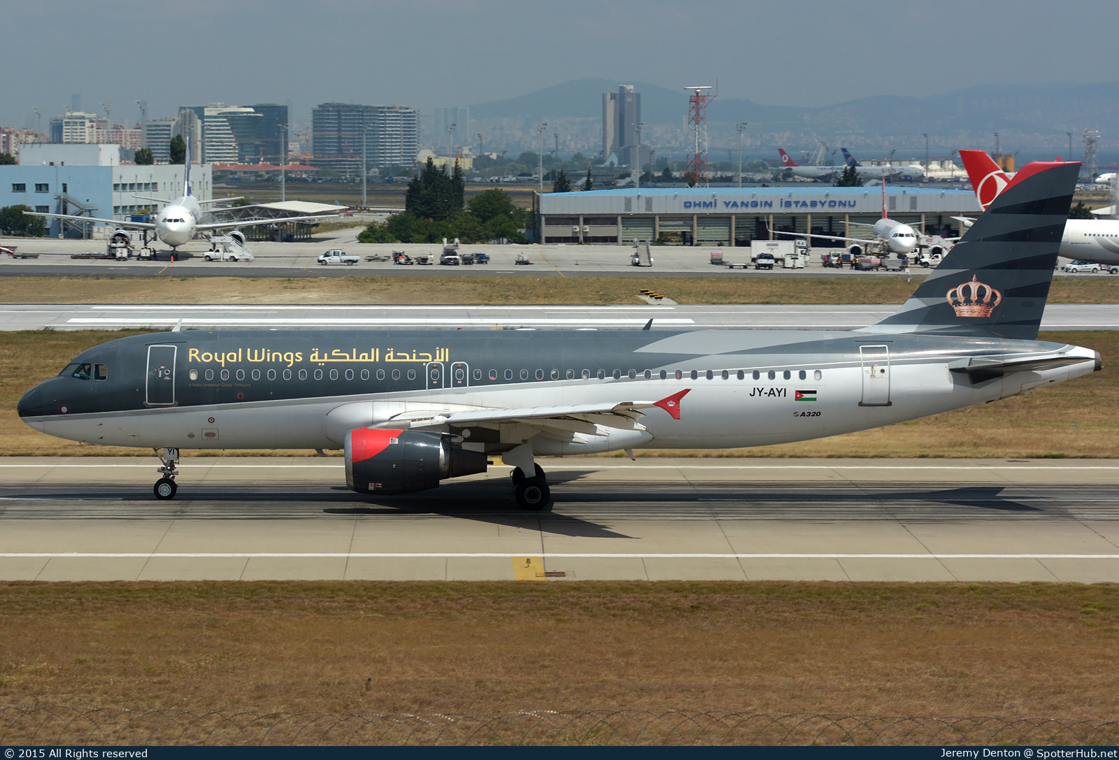 Photo of JY-AYI - Airbus A320-212 operated by Royal Wings