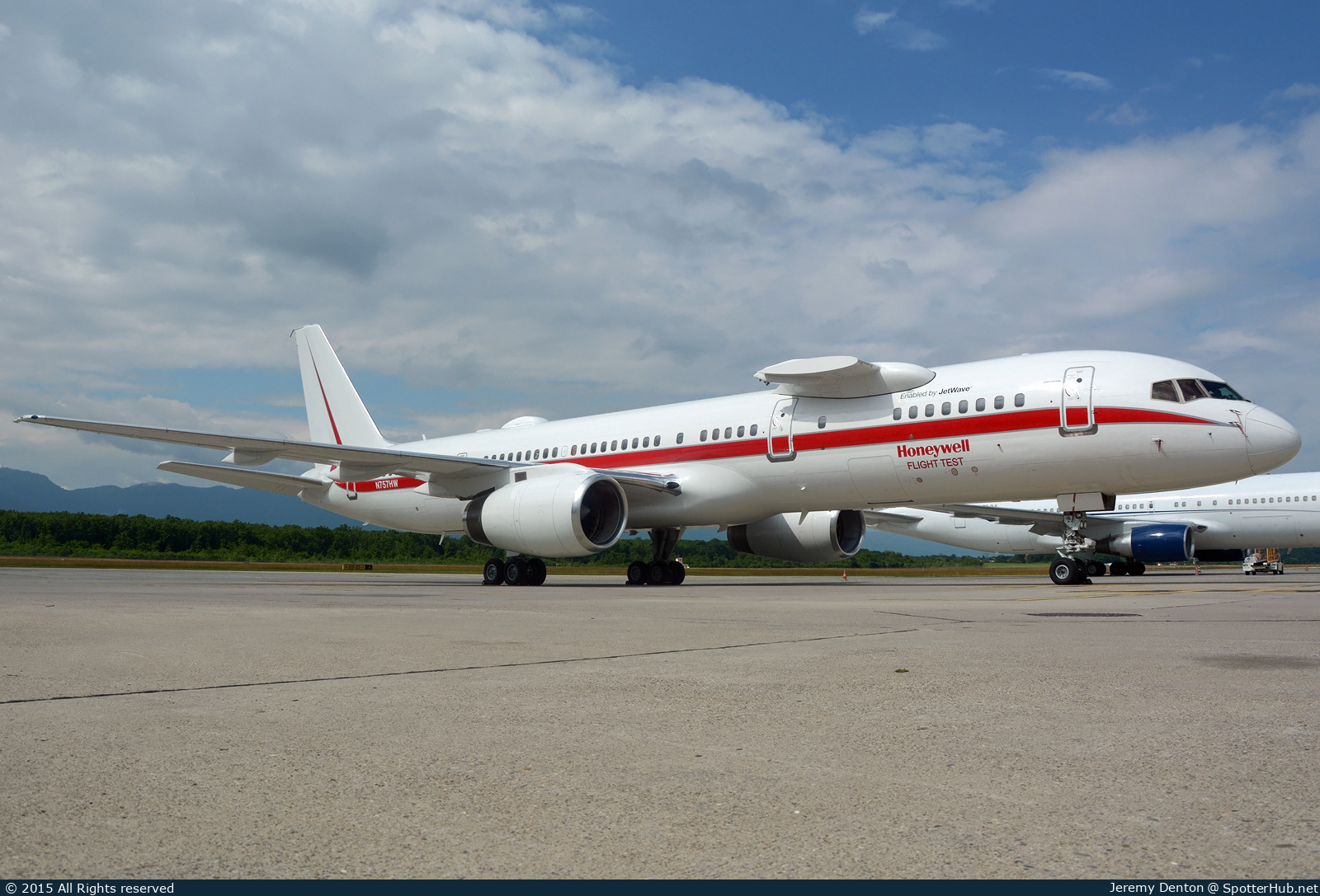 Photo of N757HW - Boeing 757-225 operated by Honeywell International Inc.