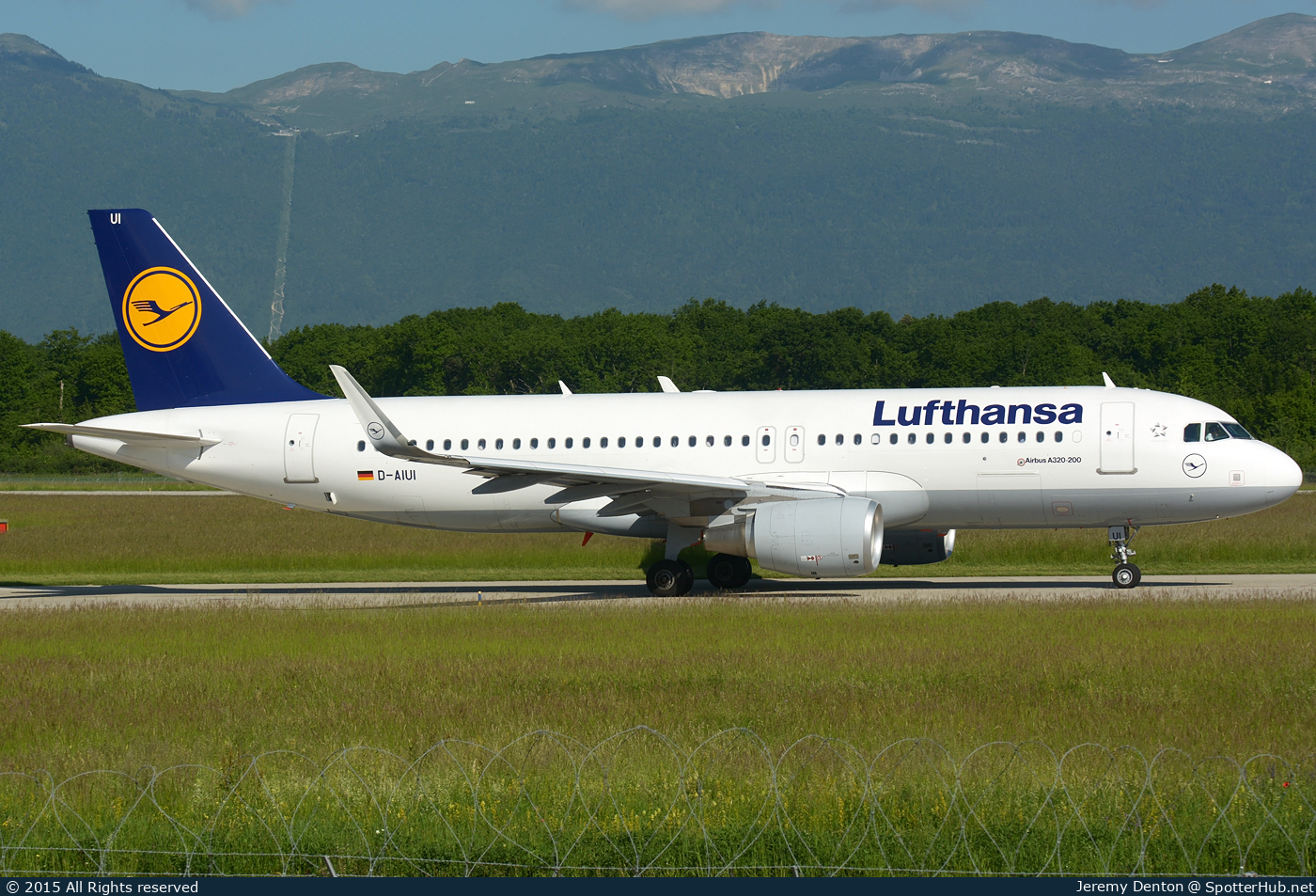 Photo of D-AIUI - Airbus A320-214 operated by Lufthansa