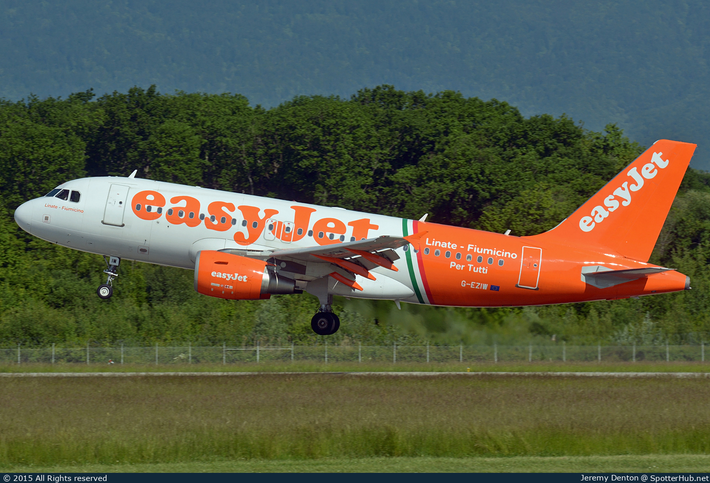 Photo of G-EZIW - Airbus A319-111 operated by easyJet