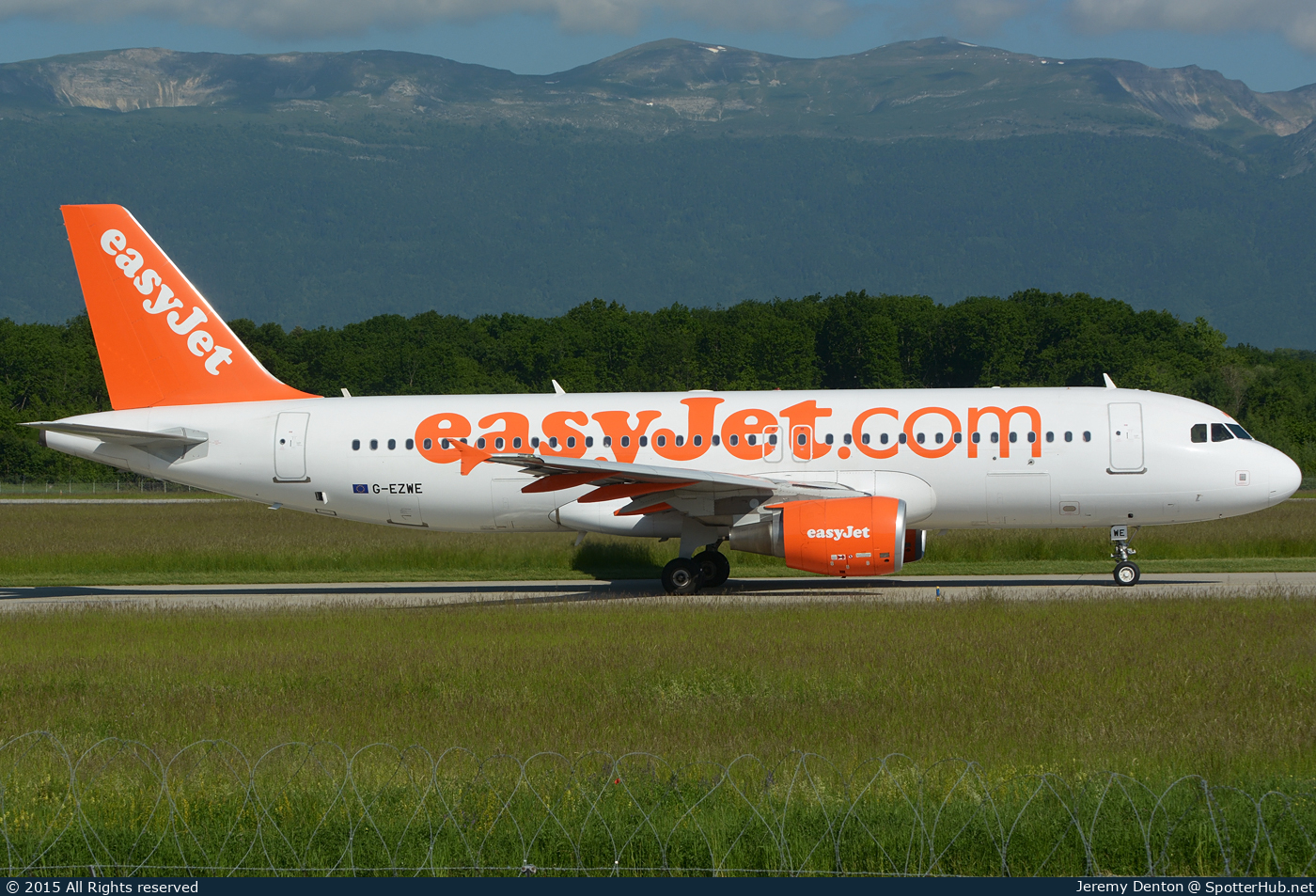 Photo of G-EZWE - Airbus A320-214 operated by easyJet