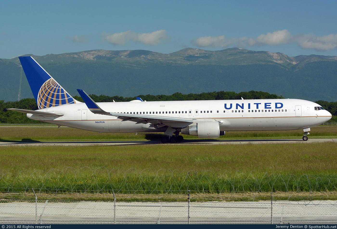 Photo of N669UA - Boeing 767-322(ER) operated by United Airlines
