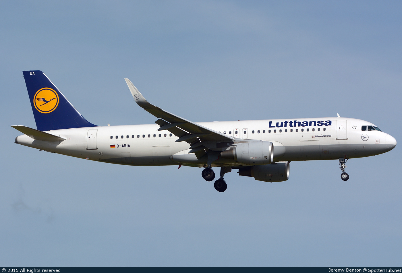 Photo of D-AIUA - Airbus A320-214 operated by Lufthansa