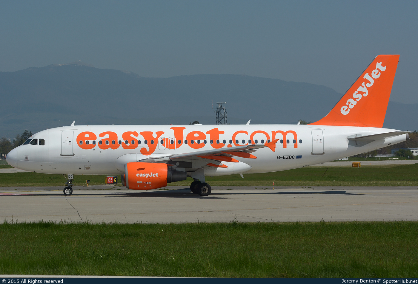 Photo of G-EZDC - Airbus A319-111 operated by easyJet