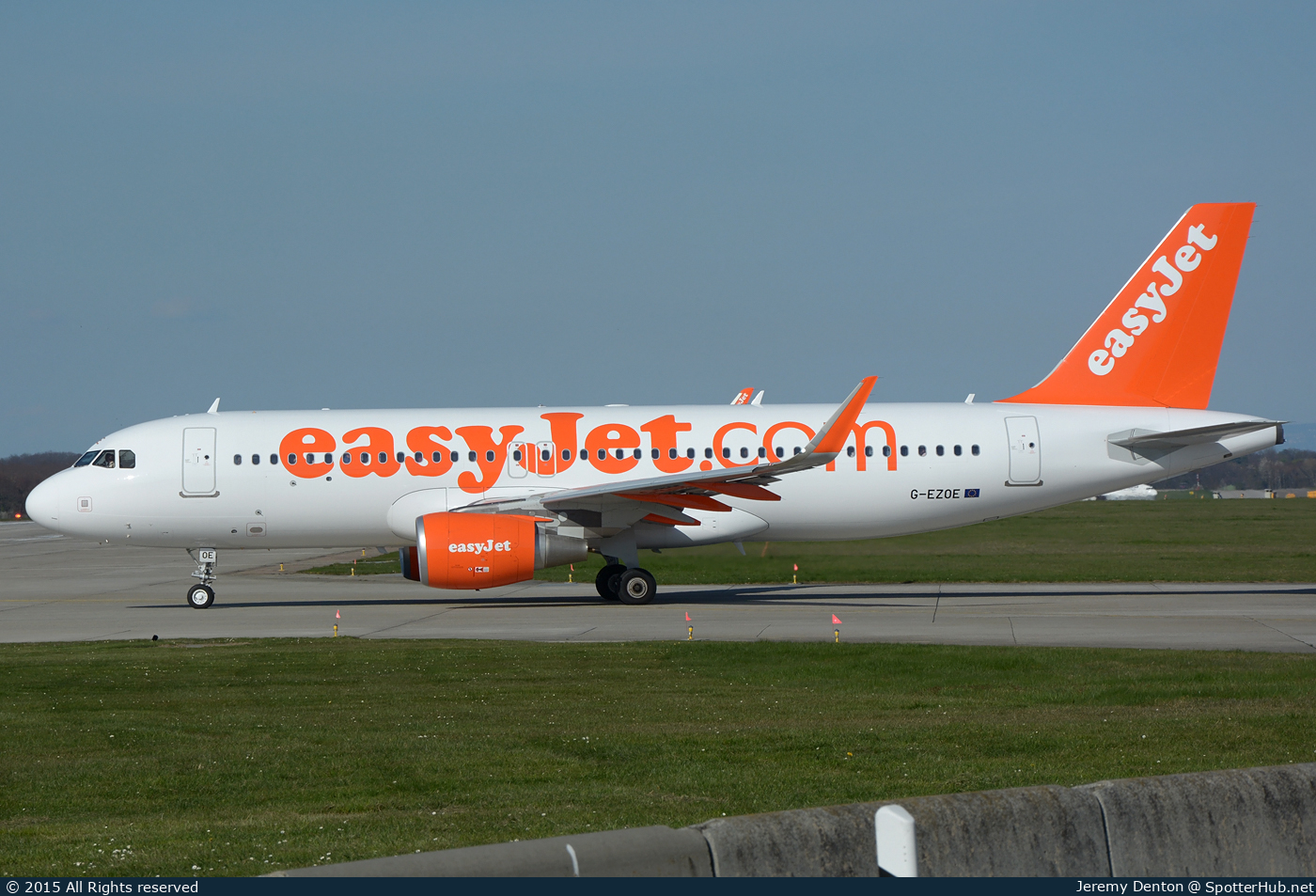Photo of G-EZOE - Airbus A320-214 operated by easyJet