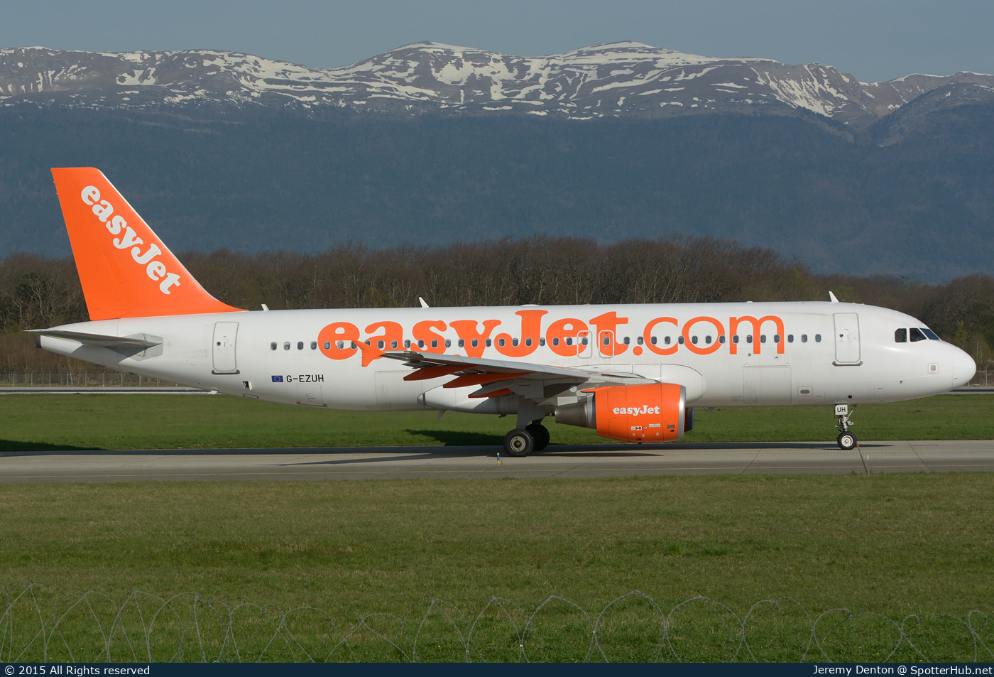 Photo of G-EZUH - Airbus A320-214 operated by easyJet