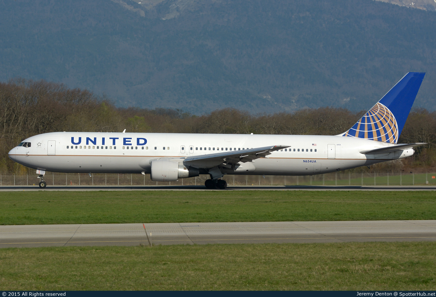 Photo of N654UA - Boeing 767-322(ER) operated by United Airlines