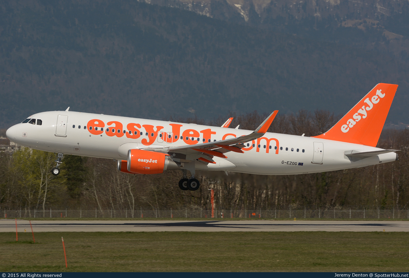 Photo of G-EZOG - Airbus A320-214 operated by easyJet