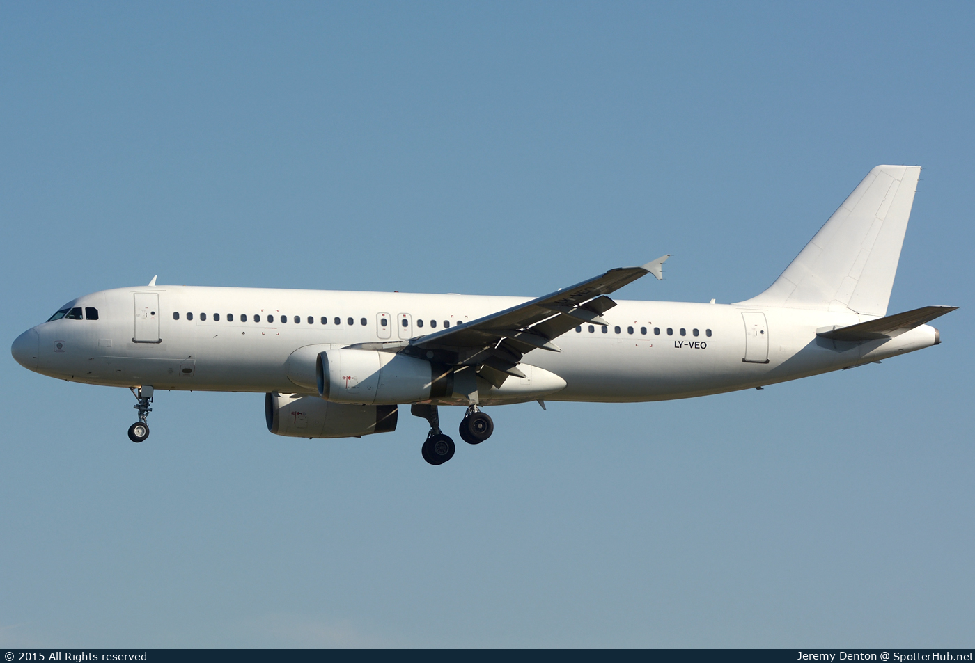 Photo of LY-VEO - Airbus A320-233 operated by Avion Express