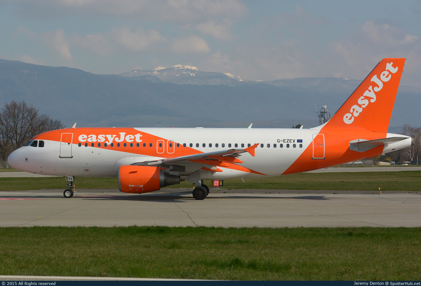 Photo of G-EZEV - Airbus A319-111 operated by easyJet