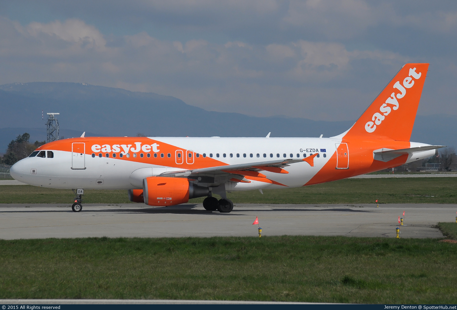 Photo of G-EZDA - Airbus A319-111 operated by easyJet