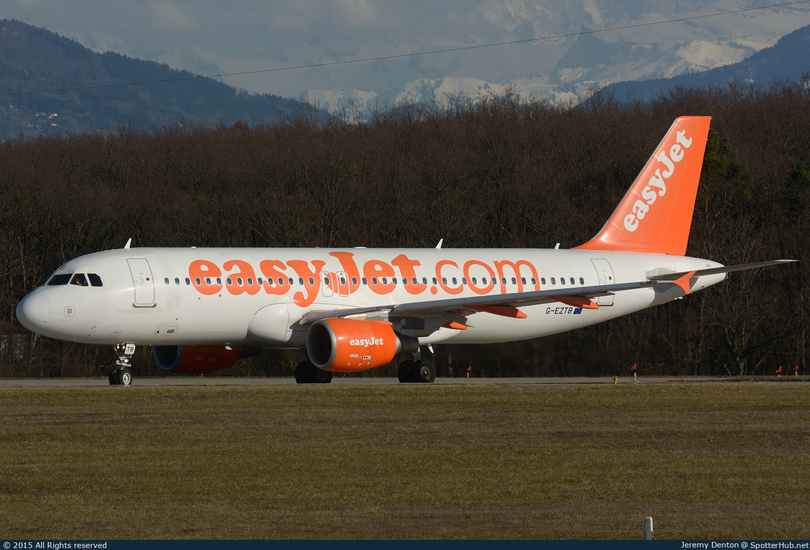 Photo of G-EZTB - Airbus A320-214 operated by easyJet